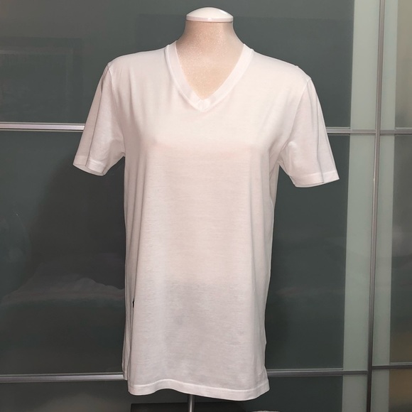 Christian Dior 🐝
T-SHIRT WITH BEE EMBROIDERY - Picture 10 of 15